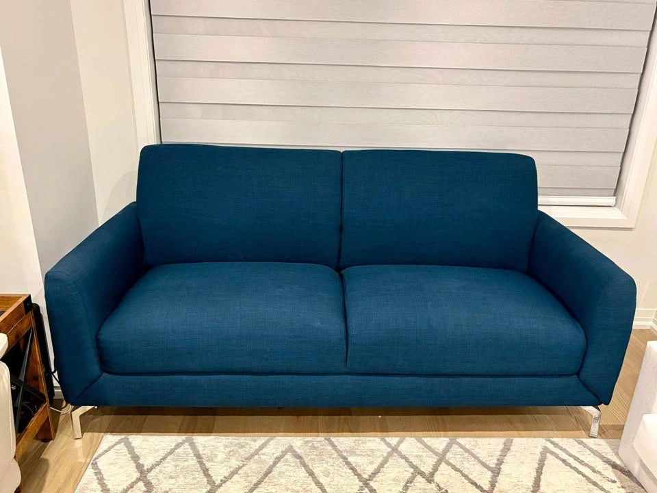 Beautiful 2 Seater Chic Couch / Sofa / Love Seat - photo 2