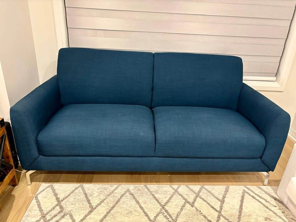 Beautiful 2 Seater Chic Couch / Sofa / Love Seat - photo 3