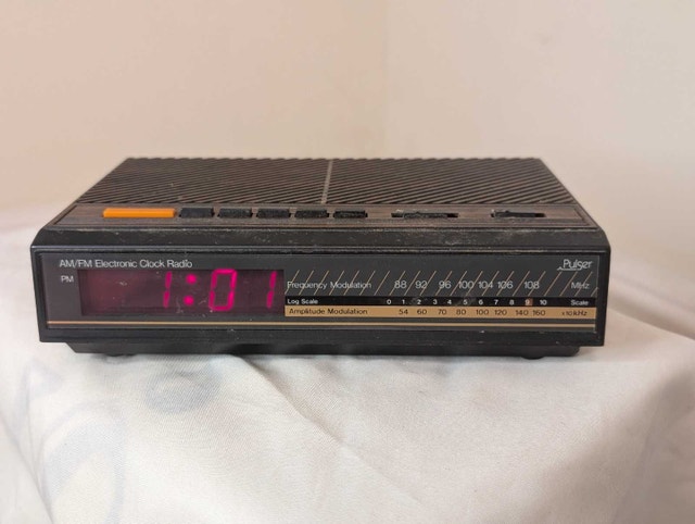 Vintage Pulser Clock Radio/Alarm