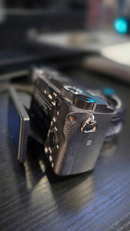 Sony A6300 4k Mirrorless Camera + Lens - photo 3