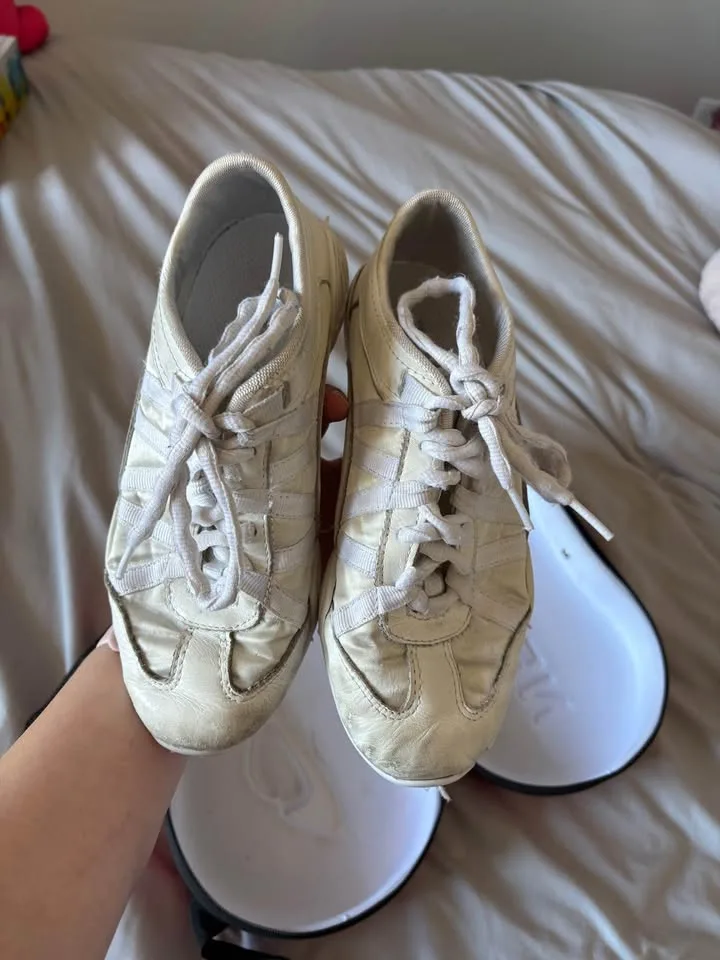 Cheer Shoes and Carrying Case image indicator(2)