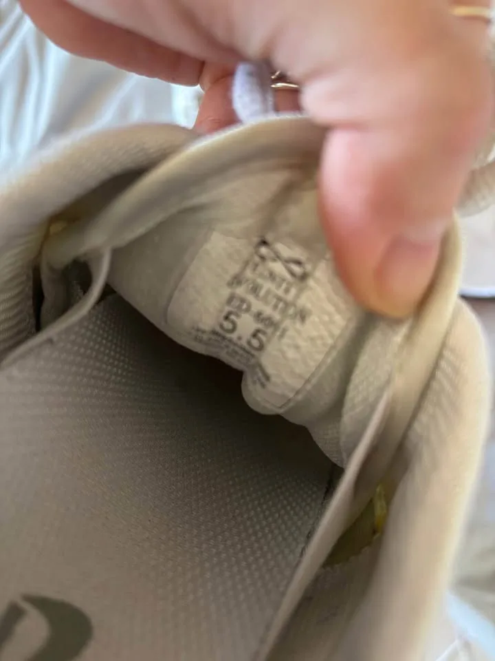 Cheer Shoes and Carrying Case image indicator(3)