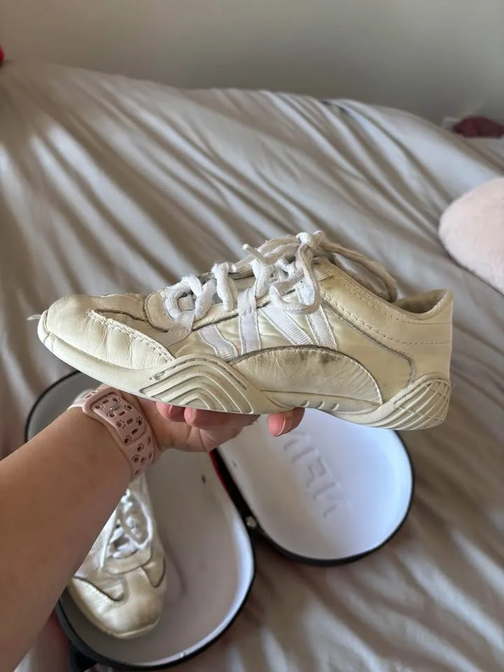 Cheer Shoes and Carrying Case image indicator(4)