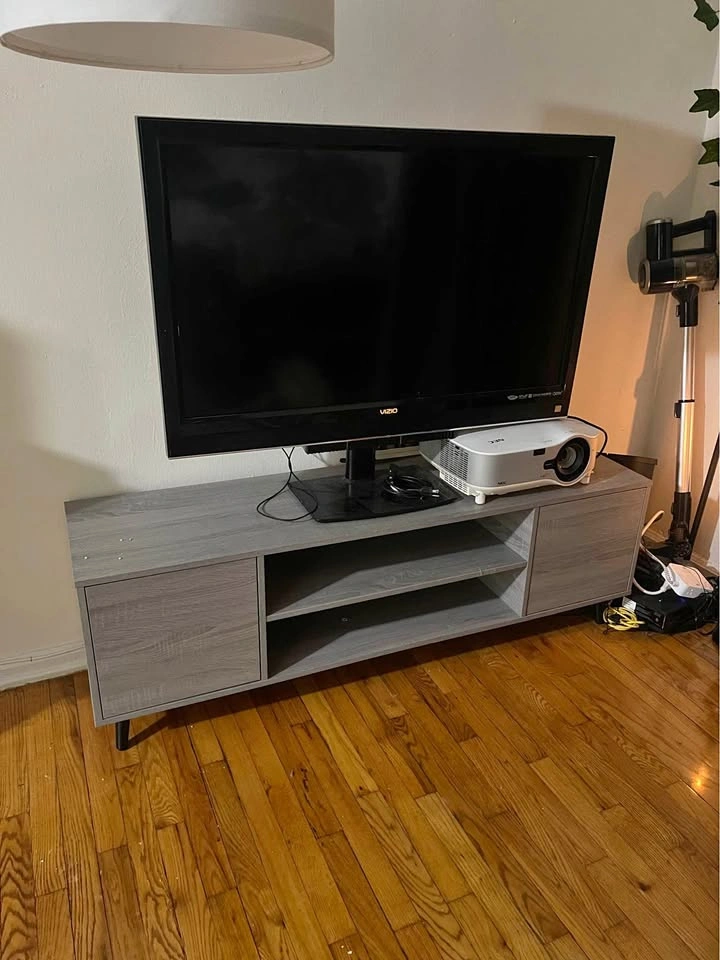 Tv stand , nearly new