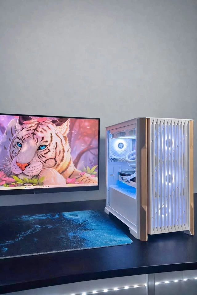 Wood Trim White PC 🪵• RTX 5070 • 7800X3D