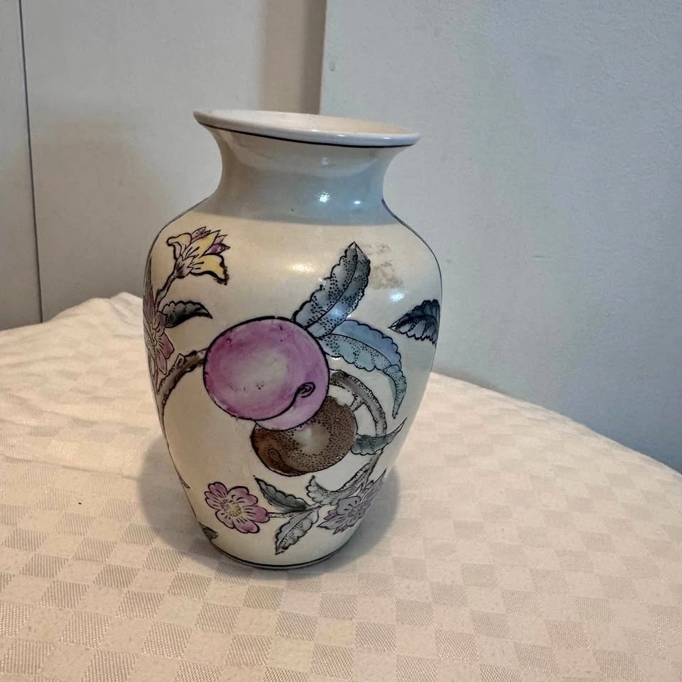 Pretty vintage chinoiserie vase
