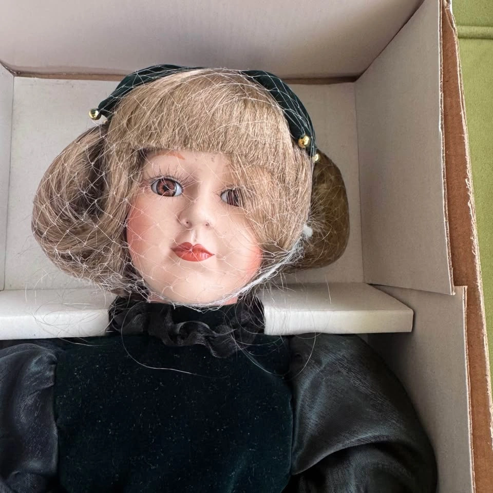 Vintage Marianne Porcelain Doll, 20" - photo 5