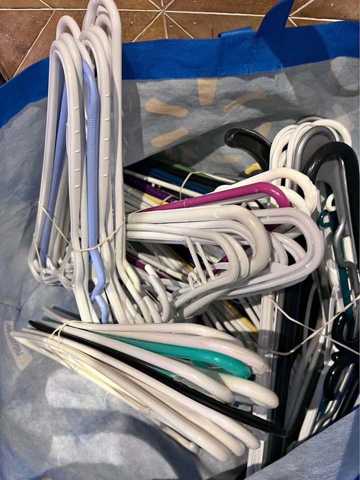 Hangers 100