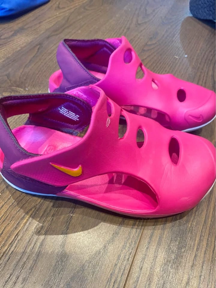 Girls Sandals/Water Shoes Size 33.5 (2US)