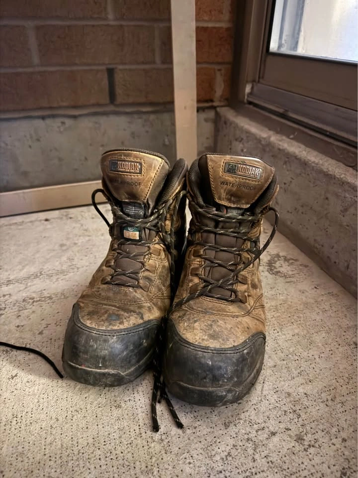 Kodiak Safety Waterproof Work Boots Size 9 - photo 2