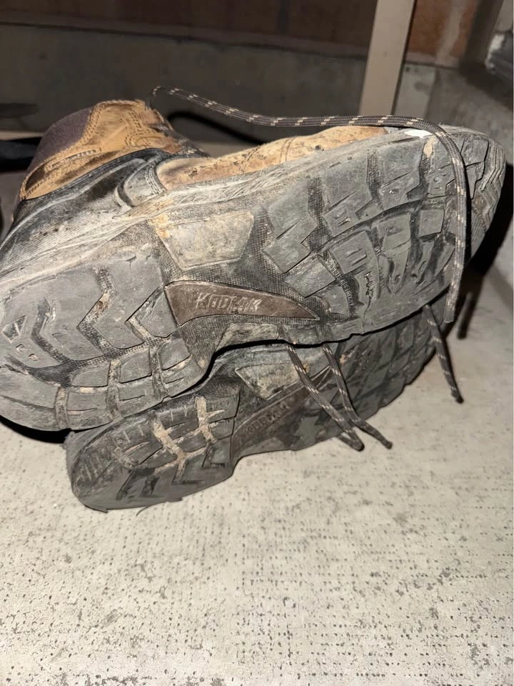Kodiak Safety Waterproof Work Boots Size 9 - photo 4