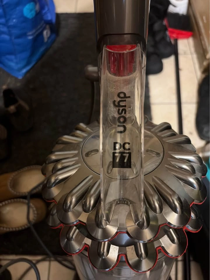 Dyson DC77 Vacuum Cleaner - photo 2