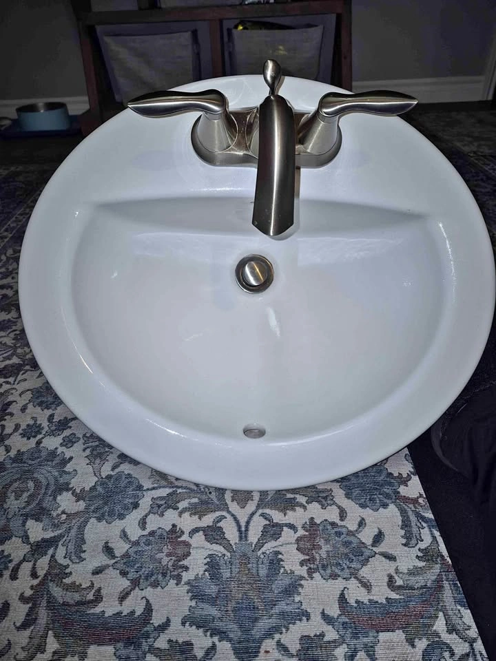American Standard Sink w Moen Faucet