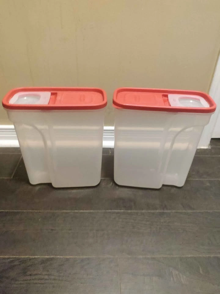 Used good condition Rubbermaid 4l capacity storage containers - photo 3