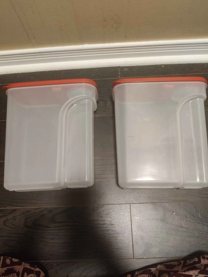 Used good condition Rubbermaid 4l capacity storage containers - photo 4