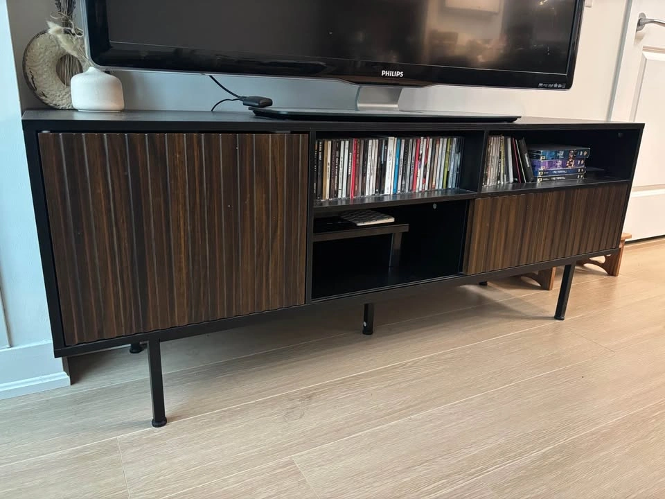 Mid century-inspired TV stand - photo 4