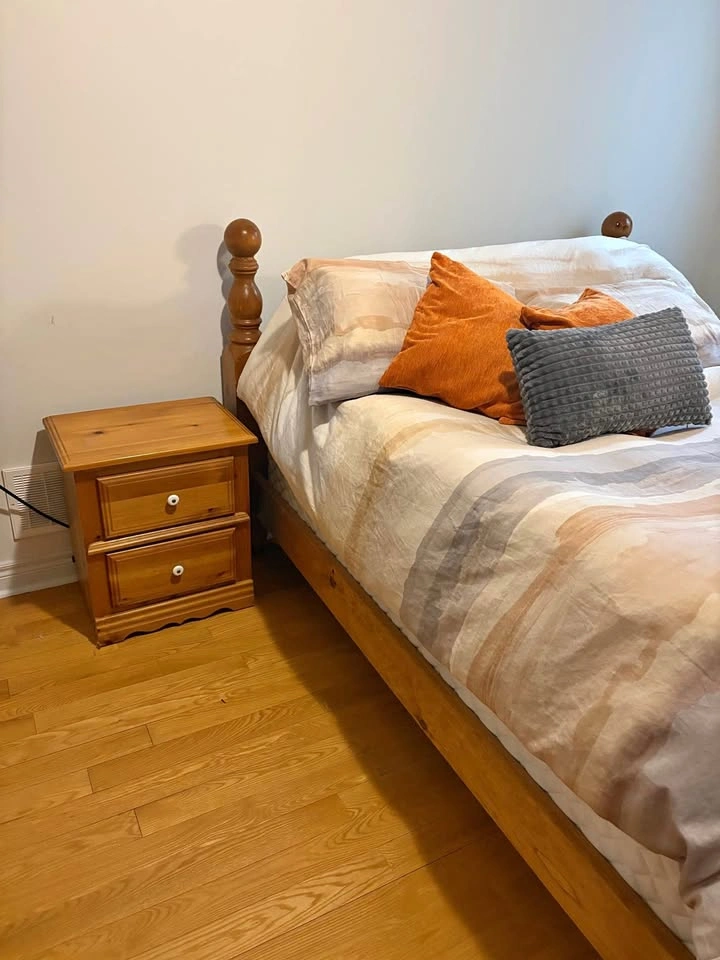 Solid wood Queen 8 piece Bedroom Set