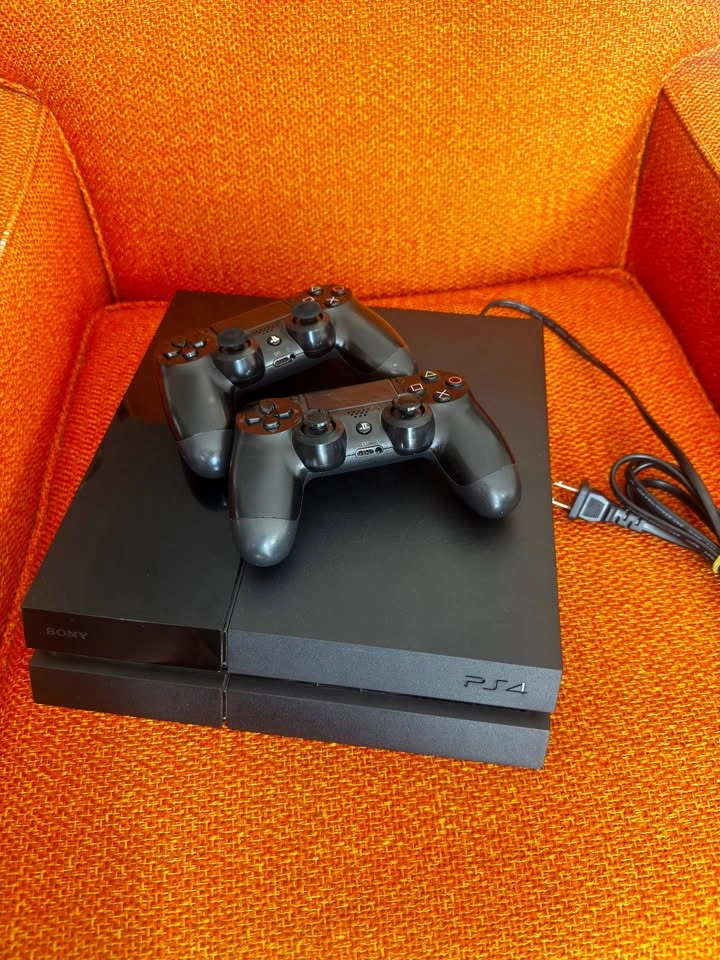 PS4 and two controllers - photo 2