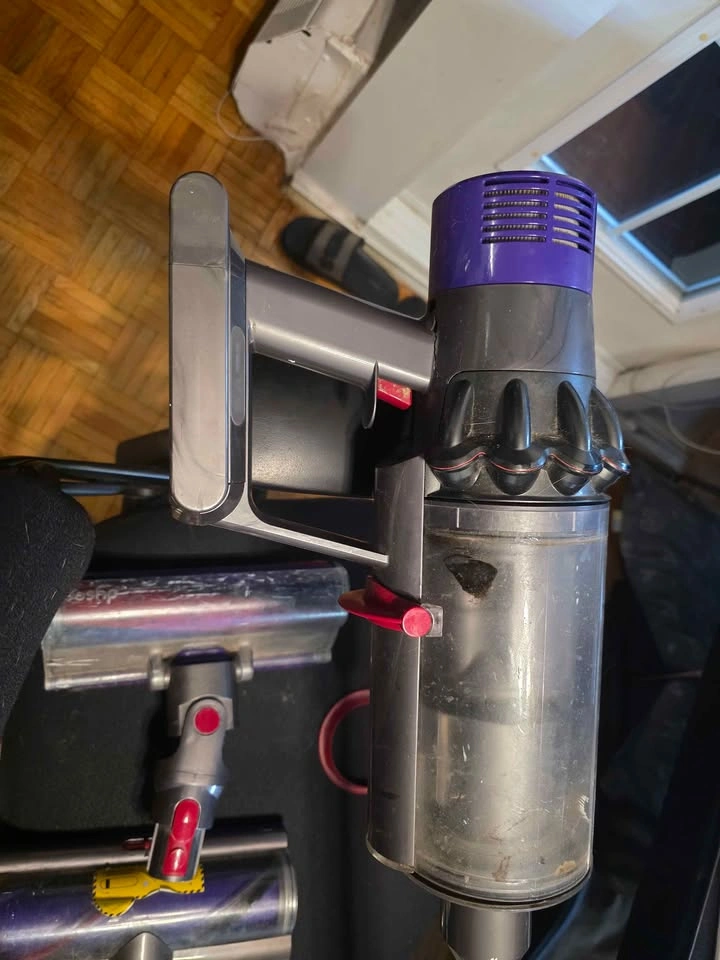 Dyson V10 - works, but bin stop broken - photo 2