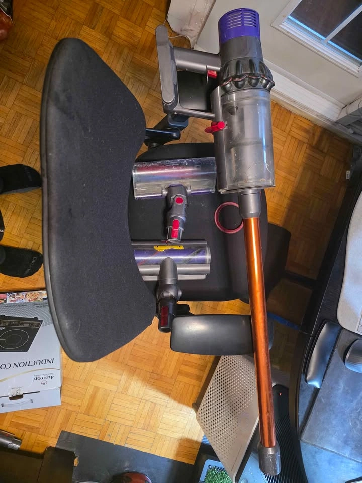 Dyson V10 - works, but bin stop broken - photo 3