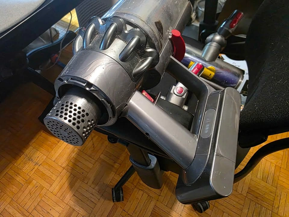 Dyson V10 - works, but bin stop broken - photo 4