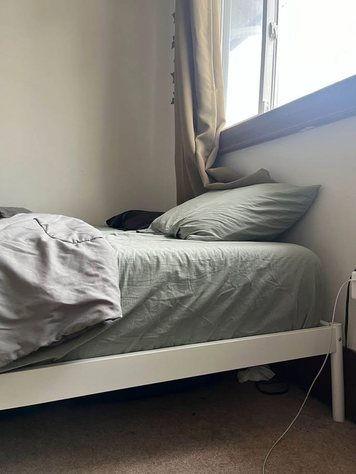 Queen bed frame with mattress and comforter - photo 2