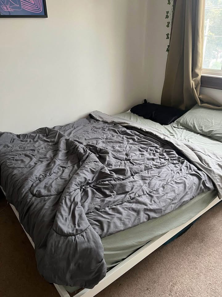 Queen bed frame with mattress and comforter - photo 3
