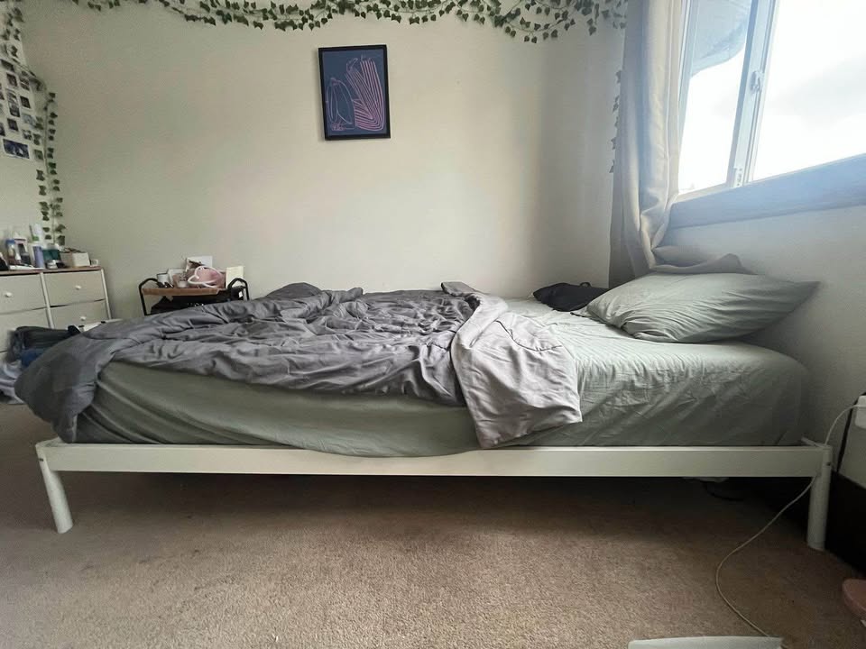 Queen bed frame with mattress and comforter - photo 4