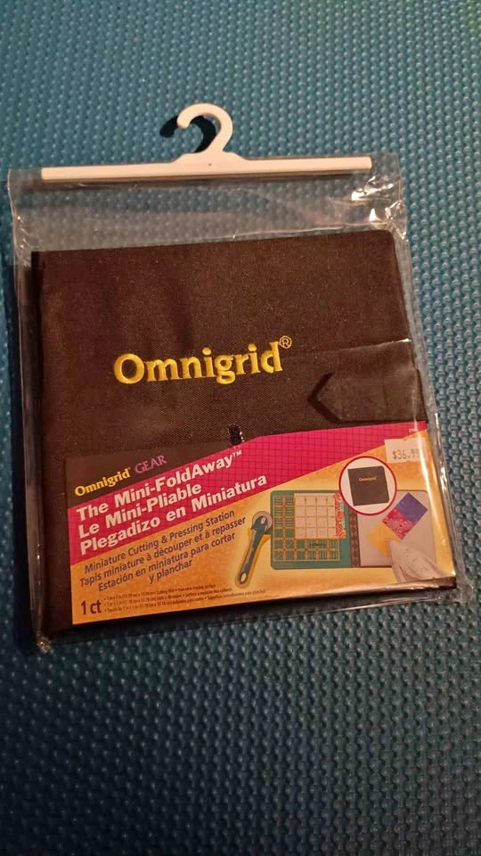 Omnigrid mini cutting mat and pressing station