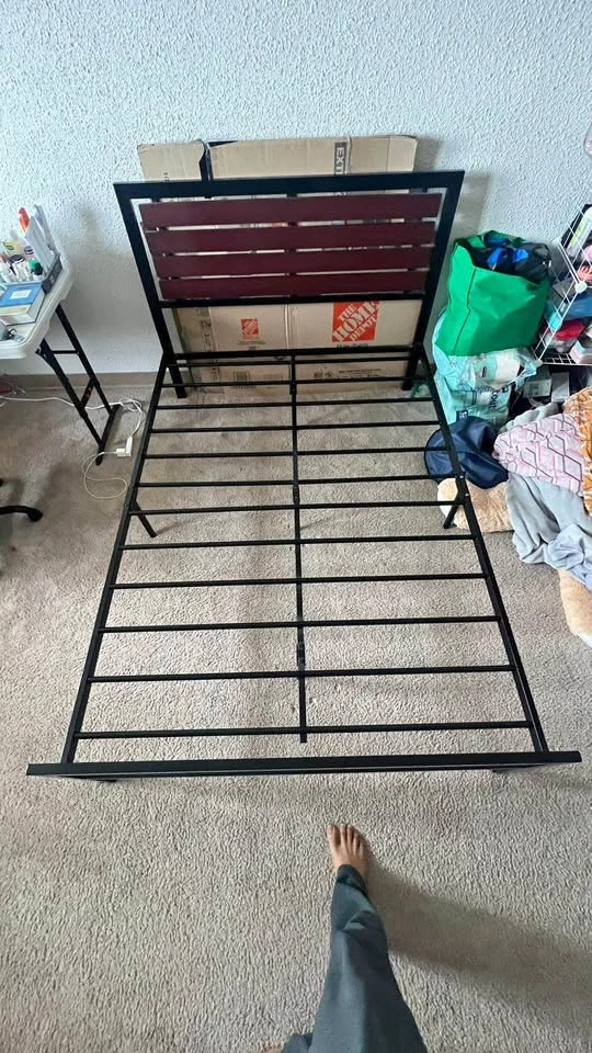 Metal cot with headboard