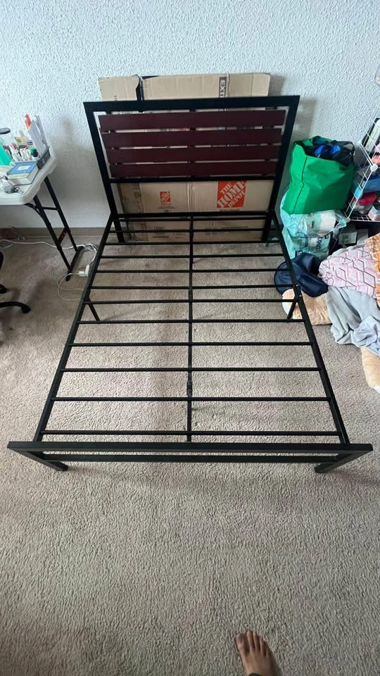 Metal cot with headboard - photo 2