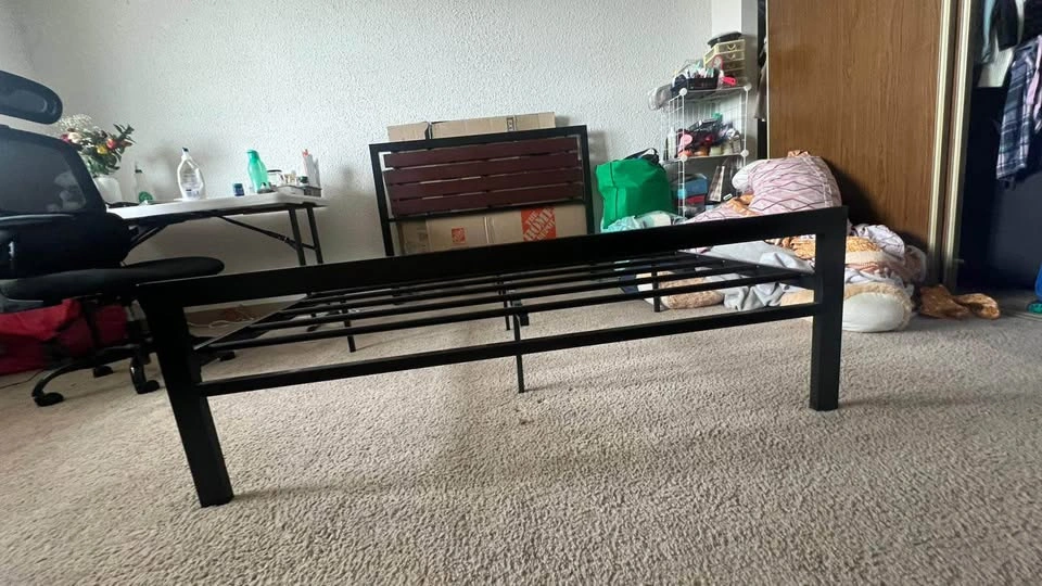 Metal cot with headboard - photo 3