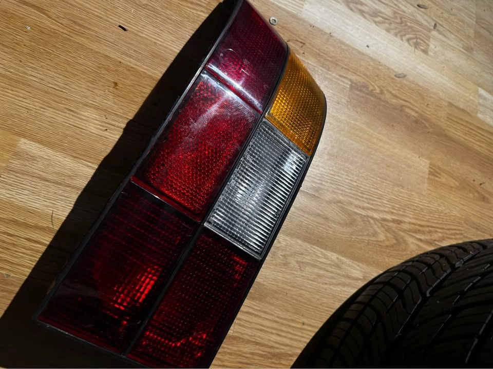 Porsche 944/924S/951 Hella Tail Lights - Pair - Mint Studs - photo 2
