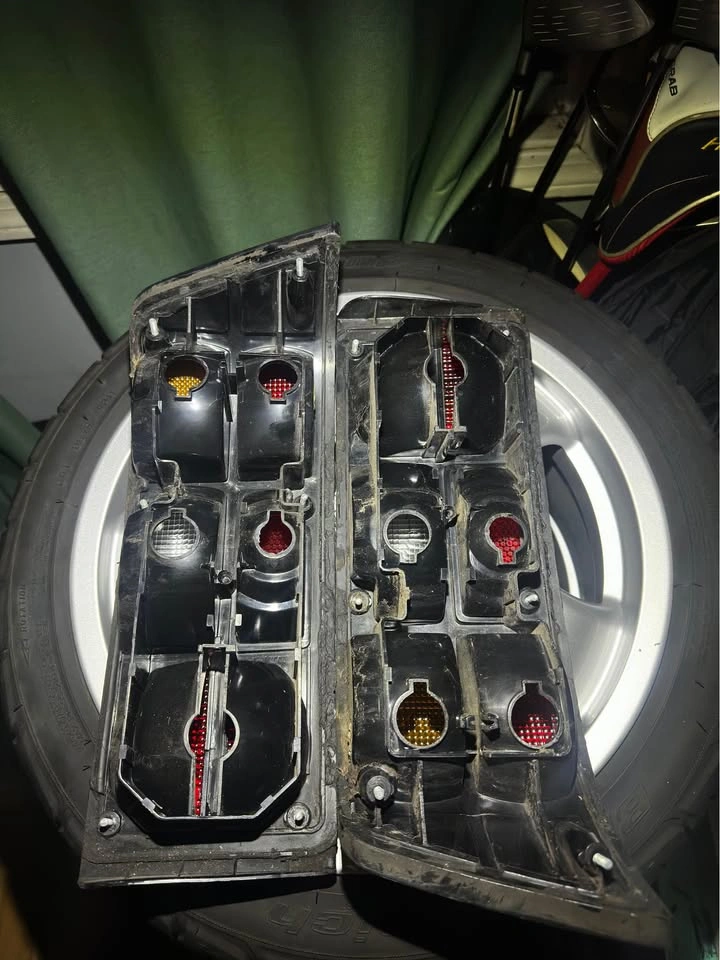 Porsche 944/924S/951 Hella Tail Lights - Pair - Mint Studs - photo 3