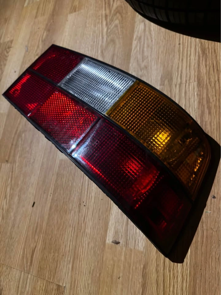 Porsche 944/924S/951 Hella Tail Lights - Pair - Mint Studs - photo 5