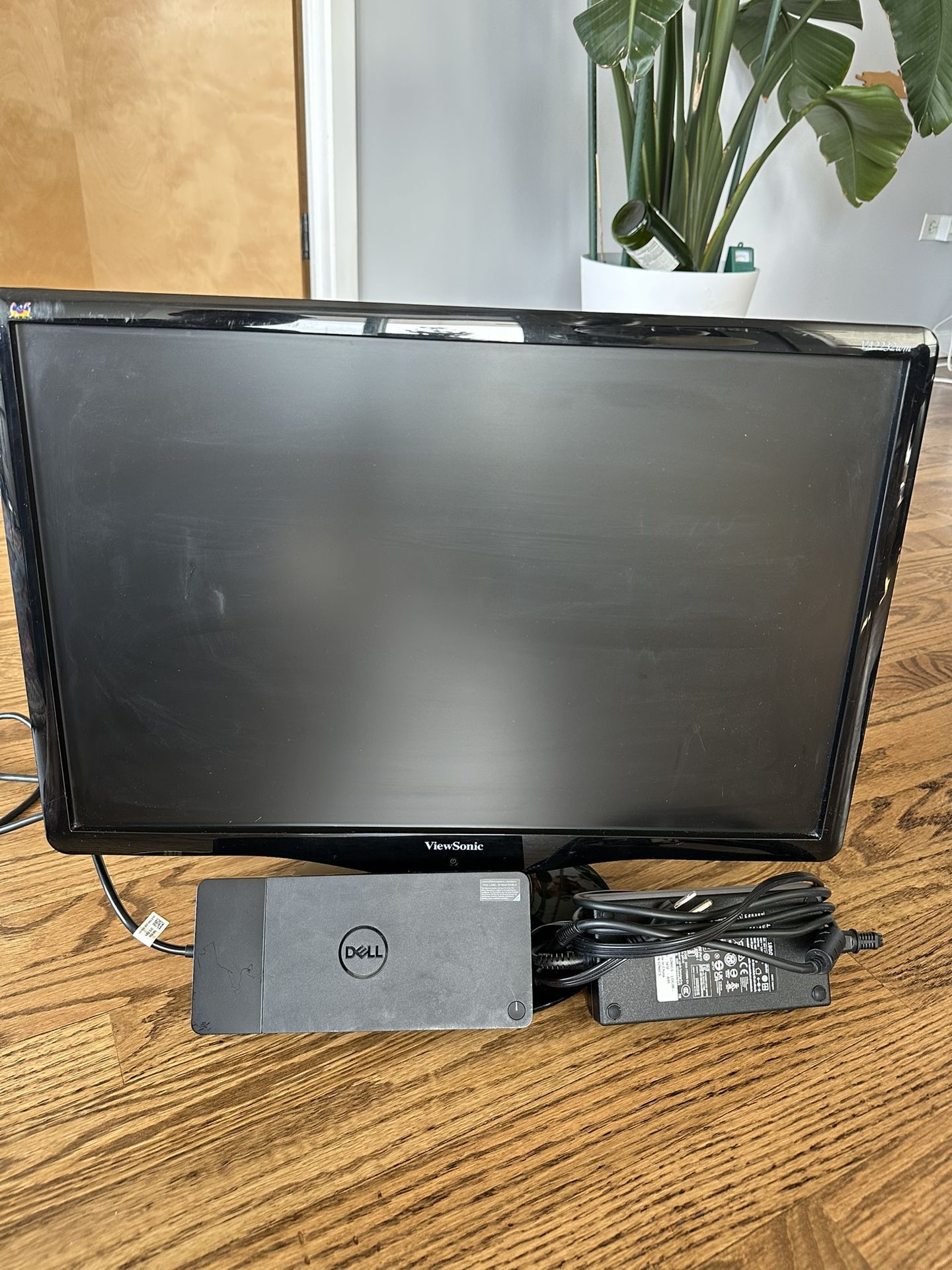 Dell Docking Station with 22'' VievSonic Monitor