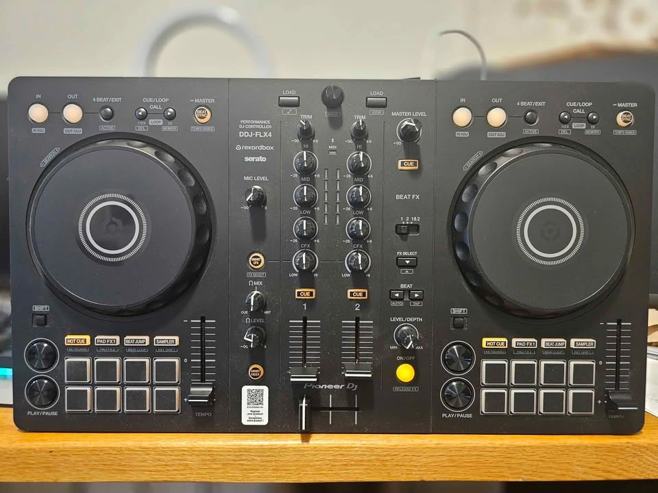 🔥 PIONEER DJ DDJ-FLX4 CONTROLLER & STUDIO SPEAKERS – Like New! 🔥
