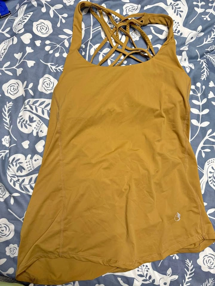 Brand 🌱 new no tag Size medium woman top located orleans