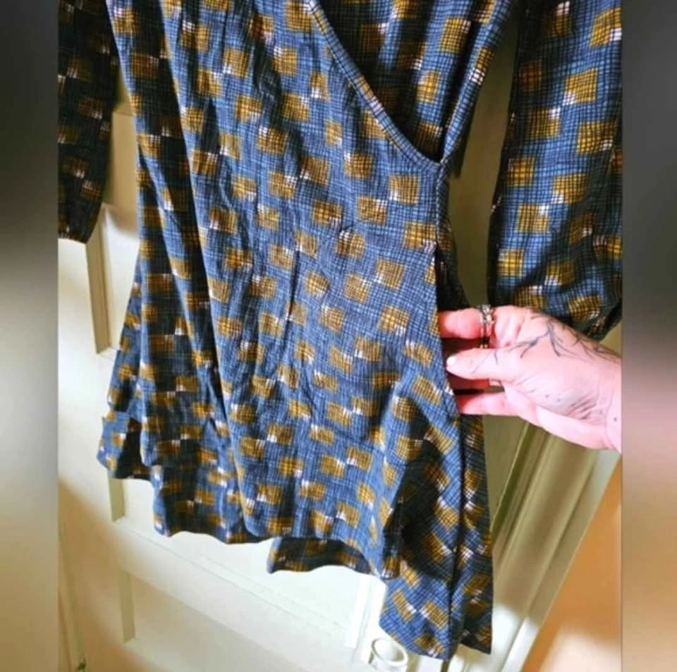 Size S Effie's Heart geometric faux wrap dress - photo 4