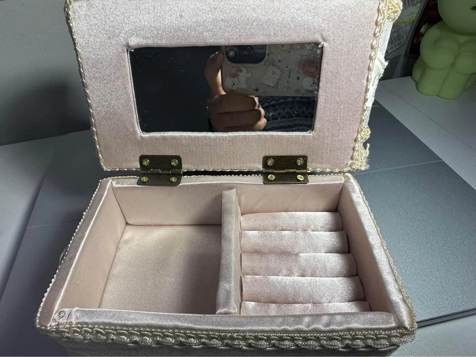 Vintage Jewelry Holder Couch - photo 3