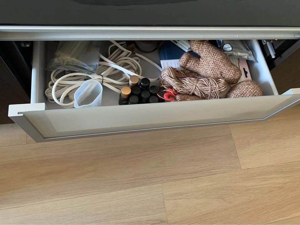 Ikea Besta TV Bench with Free LG TV - photo 3