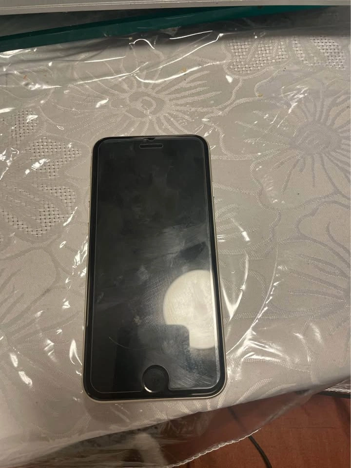 iPhone SE 2020 64GB Mint Condition – 89% Battery