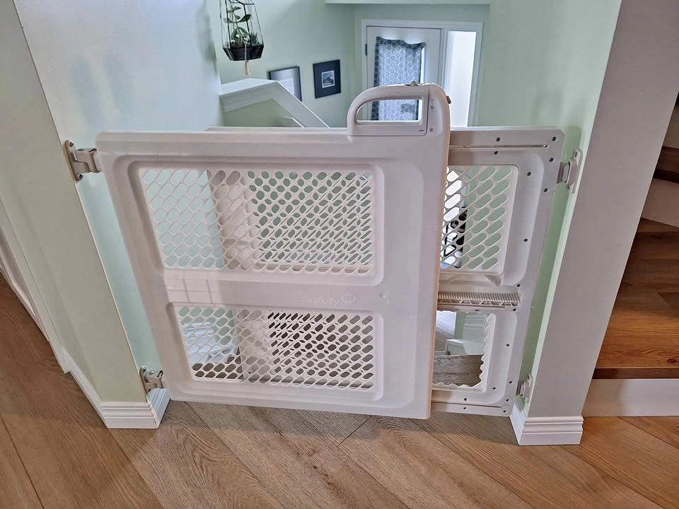 Baby Gate - Pressure or Door Mount