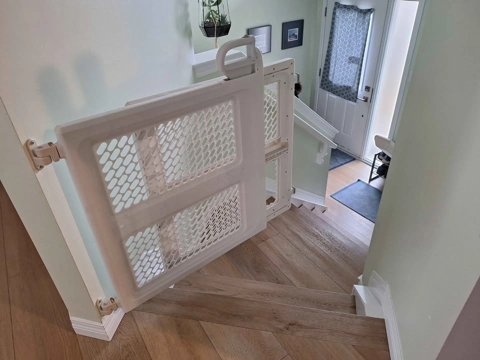 Baby Gate - Pressure or Door Mount - photo 2