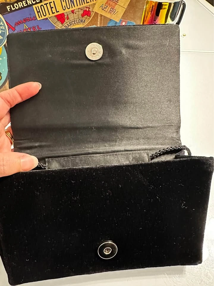 Black velvet clutch with sparkly rhinestone brooch - photo 5