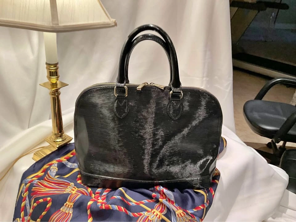 Ladies Purse 100% Leather Danier Structured Satchel