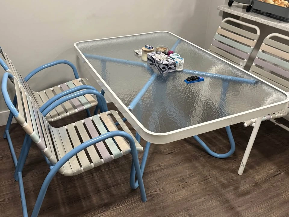 Glass top table with four chairs - photo 2