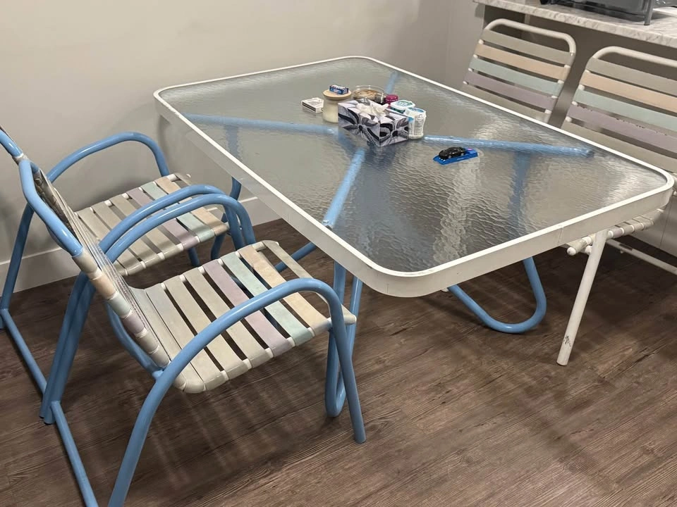 Glass top table with four chairs - photo 3