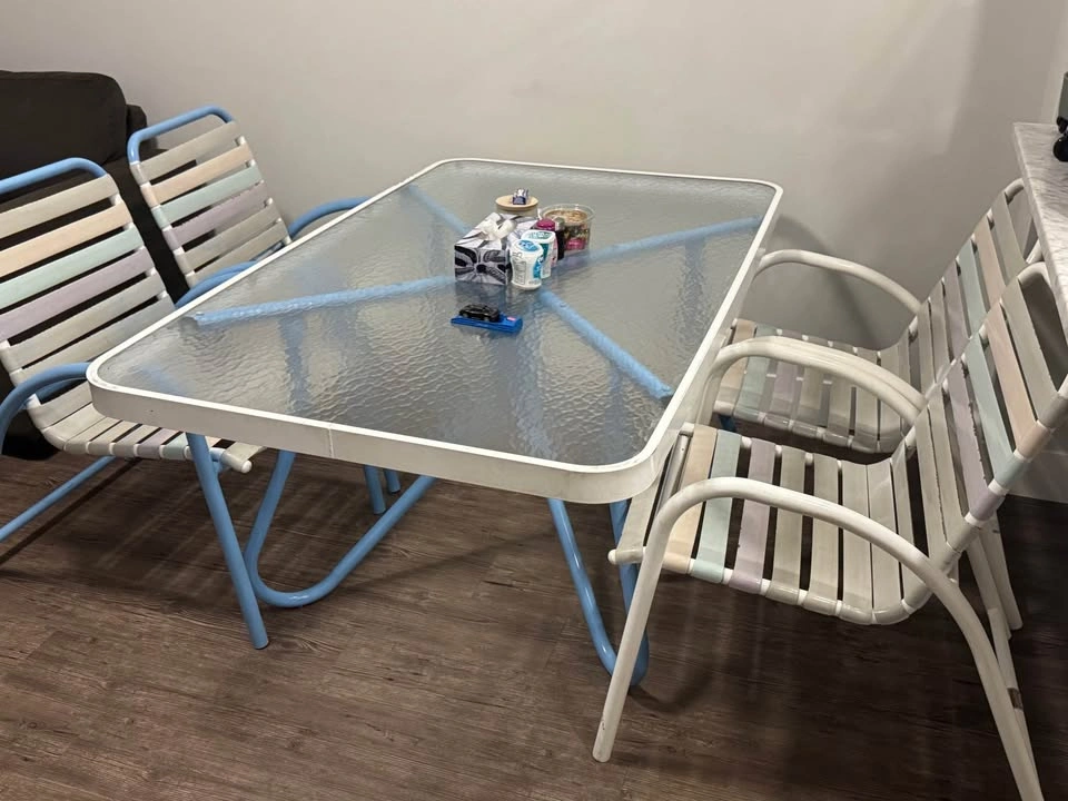 Glass top table with four chairs - photo 4