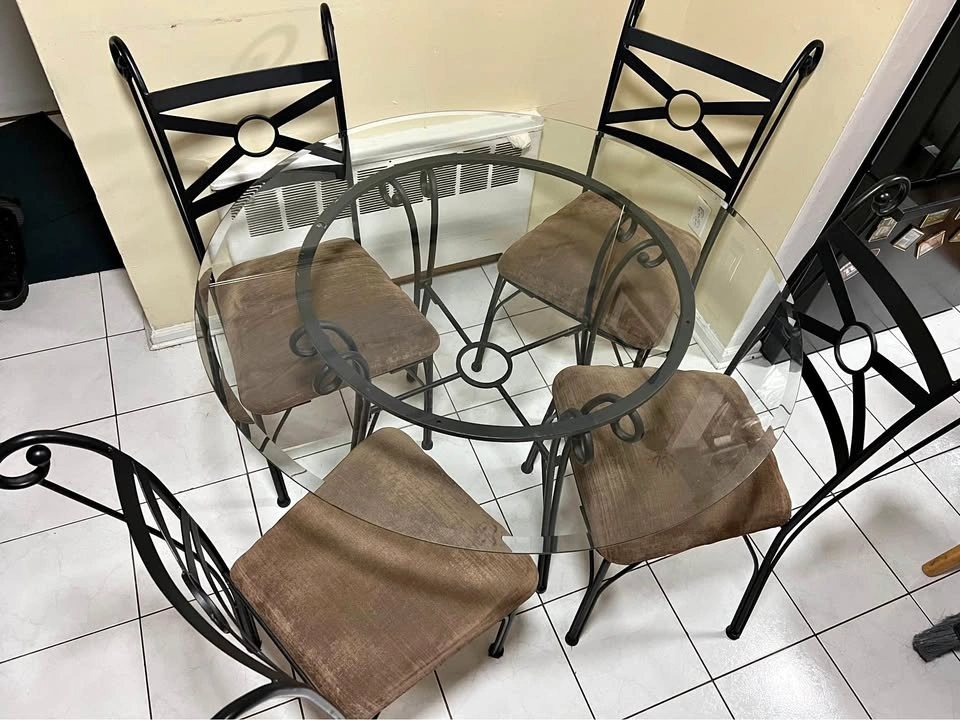 Glass Table/ 4 Chairs Dining Sett/ 45in ⭐️⭐️⭐️⭐️⭐️